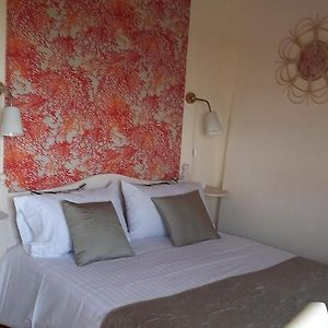Zimmer mit Kingsize-Bett